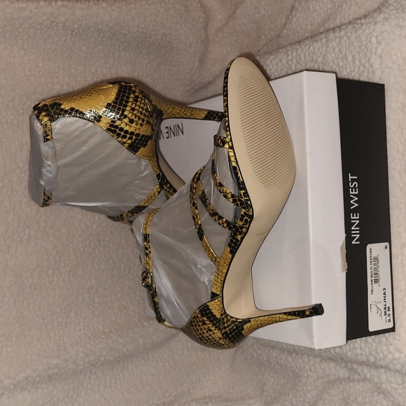 Nine West Women's strappy stiletto sandals yellow and black snakeskin print 9.5 - Picture 2 of 4